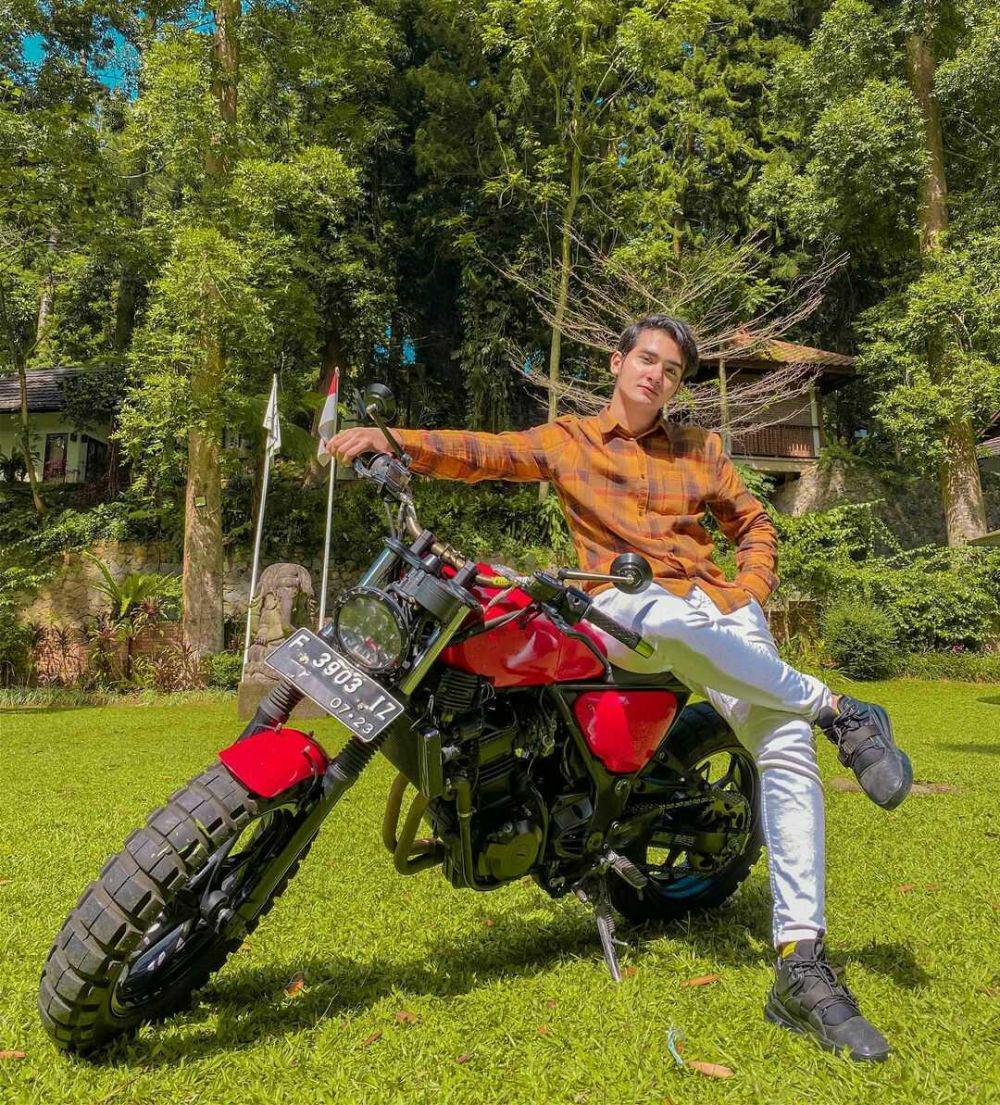 Bikin Terpesona, 9 Potret Kece Mahdy Reza Ketika Naik Motor