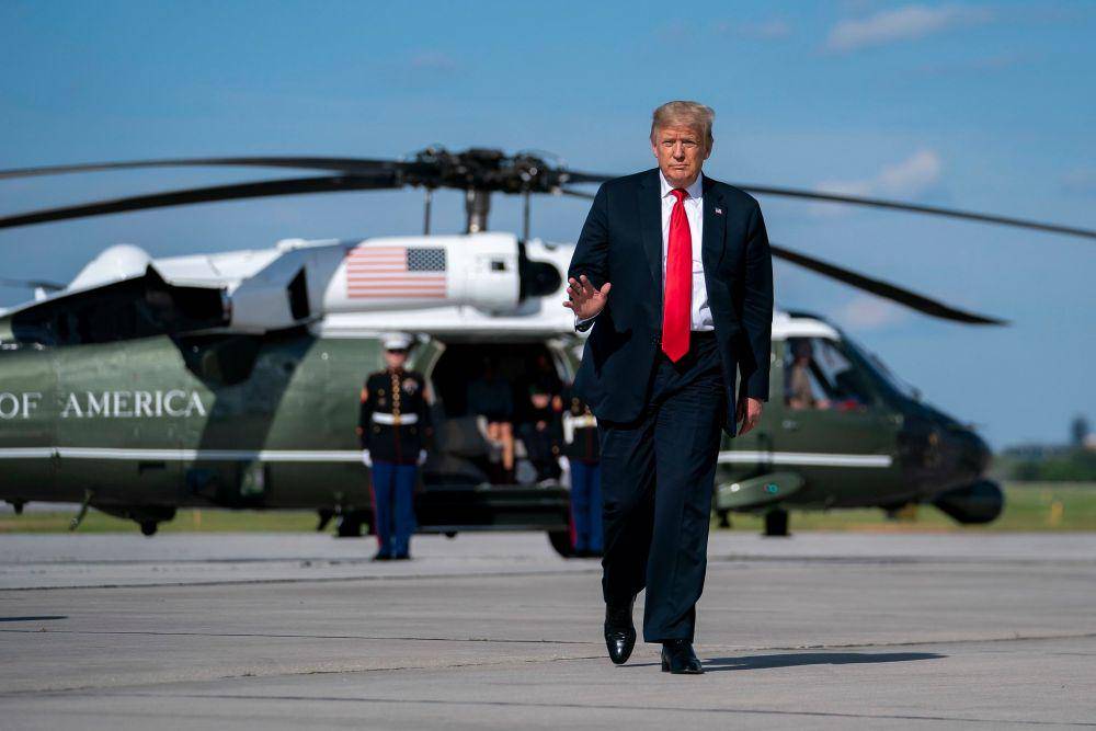 Presiden AS ke-45, Donald Trump, melambaikan tangan ke arah awak media setelah mendarat dari helikopter kenegaraan pada tahun 2018. (Facebook.com/The Trump White House Archived)