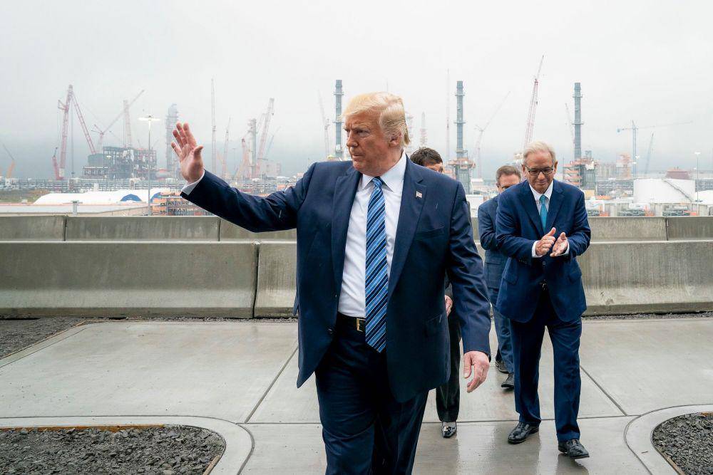 Presiden AS ke-45, Donald Trump, dalam sebuah kunjungan ke pabrik gas di negara bagian Pennsylvania pada tahun 2019. (Facebook.com/The Trump White House Archived)