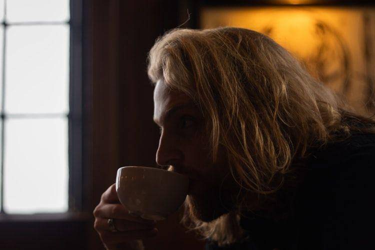 Pria minum kopi (Unsplash.com/callumshaw)