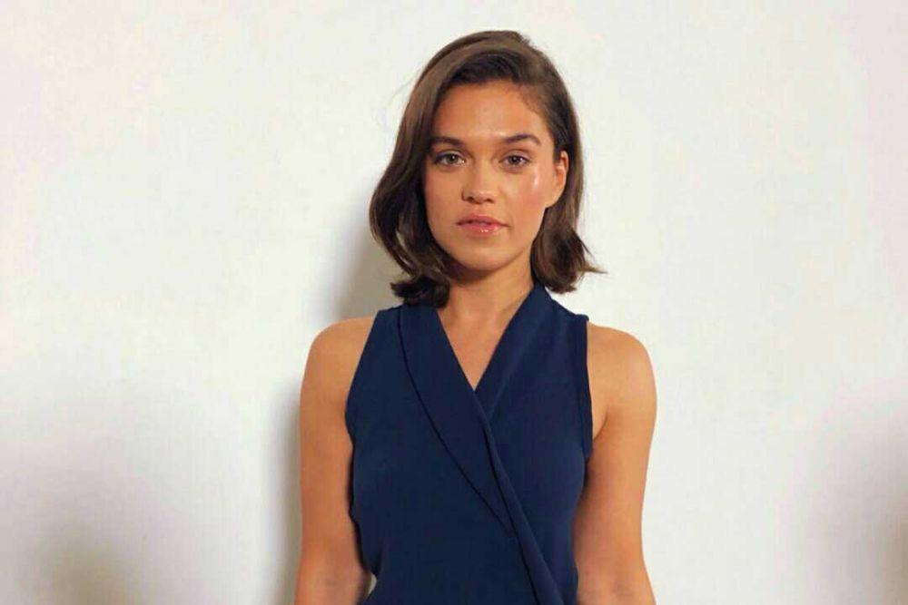 Sabrina bartlett, penyanyi opera di serial bridgerton