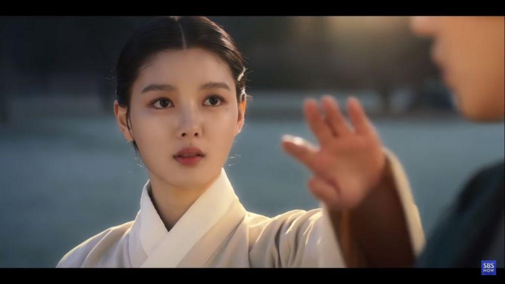 9 Pesona Kim Yoo Jung Memakai Hanbok, Menawan di Teaser 'Hong Chun Gi'