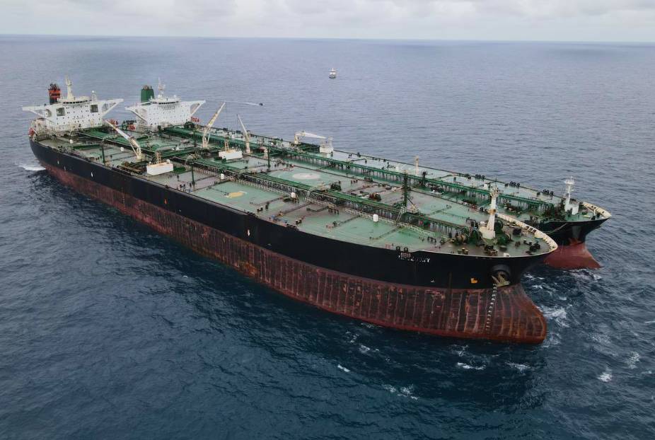 Kapal tanker berbendera asing diduga lakukan transfer BBM secara ilegal (Dokumentasi BAKAMLA)
