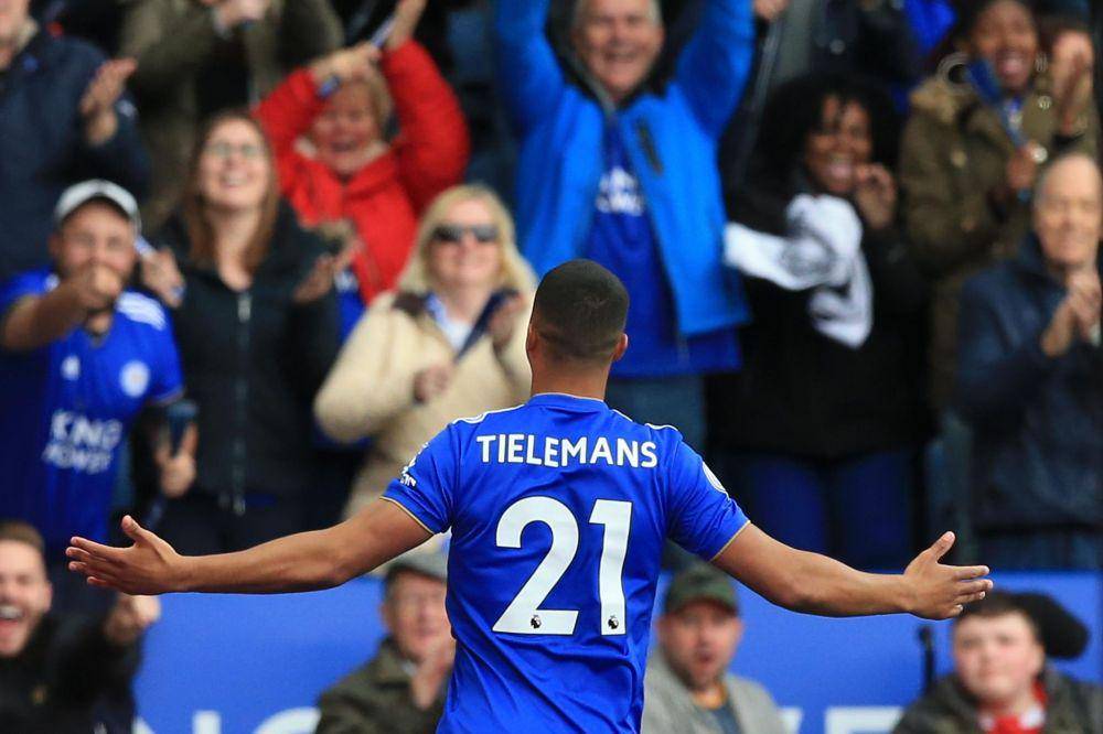 Youri Tielemans dengan kaos Leicester City (twitter.com/premierleague)
