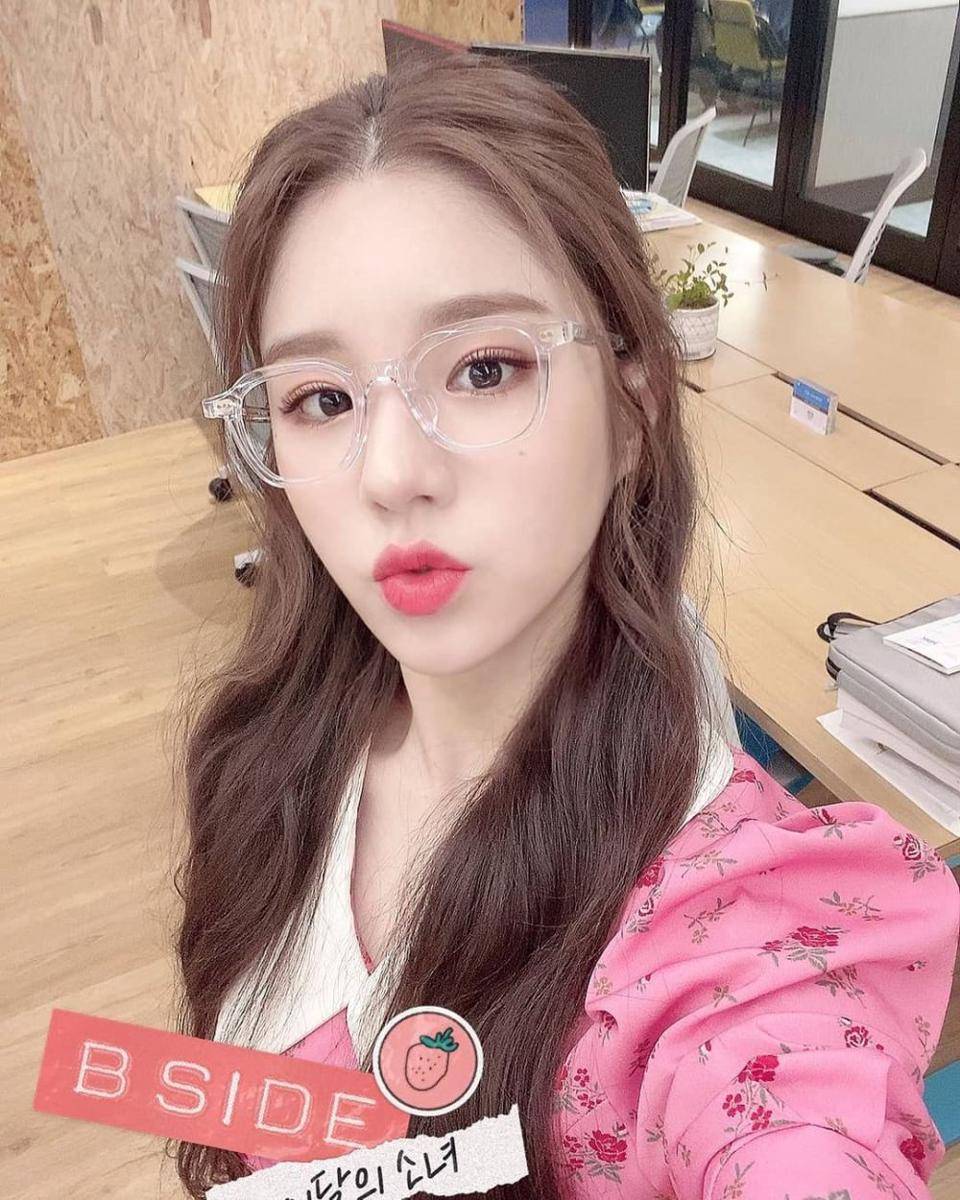Instagram.com/heejin_loona