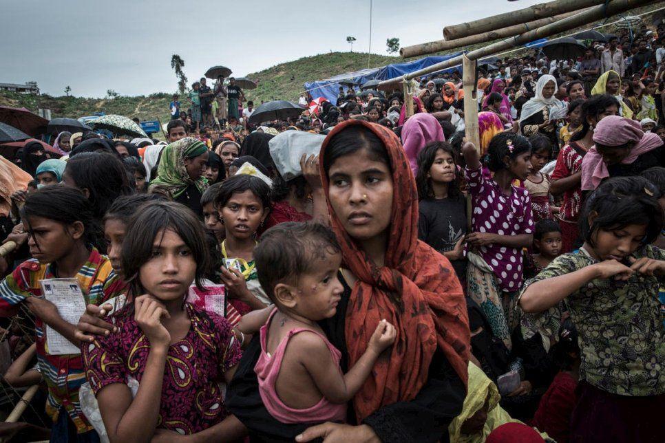 Para pengungsi etnis Rohingya sedang mengantri makanan bantuann di Kamp Kutupalong, Bangladesh, pada tahun 2018. (UNHCR.org/Andrew McConnell)