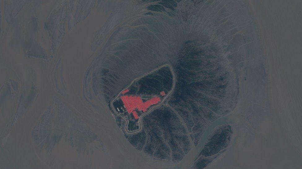 Foto satelit Bhasan Char, pulau yang disiapkan oleh pemerintah Bangladesh sebagai tempat relokasi 100 ribu pengungsi Rohingya. (The New Humanitarian/ESA Sentinel Hub)