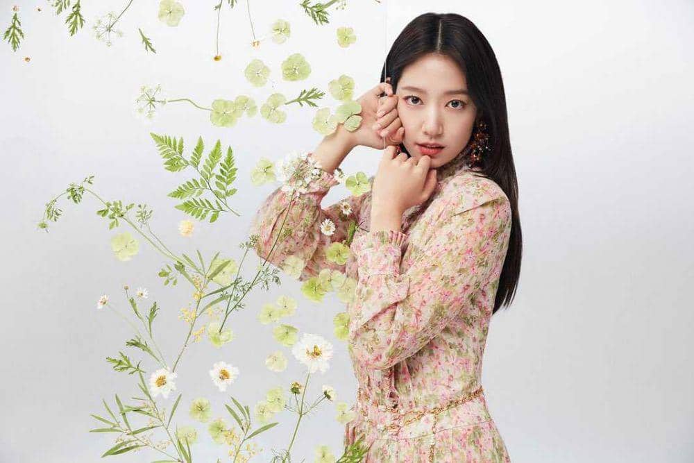 Spesialis Pretty Savage, 10 Potret Manis Park Shin Hye dengan Bunga