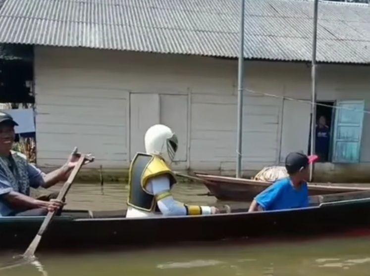 Viral 'Power Rangers' Naik Sampan Kirim Bantuan Korban Banjir Kalsel