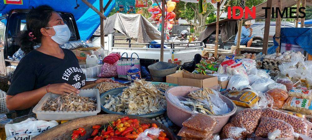 Pedagang di Pasar Pesiapan Tabanan. (IDN Times/Wira Sanjiwani)