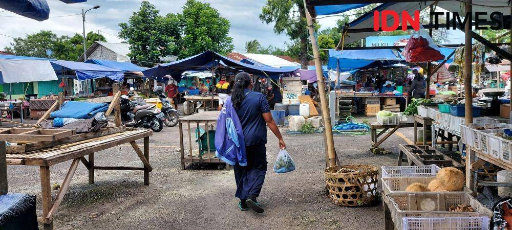 Suasana pasar Pesiapan Tabanan selama PPKM (IDNTimes/Wira Sanjiwani)