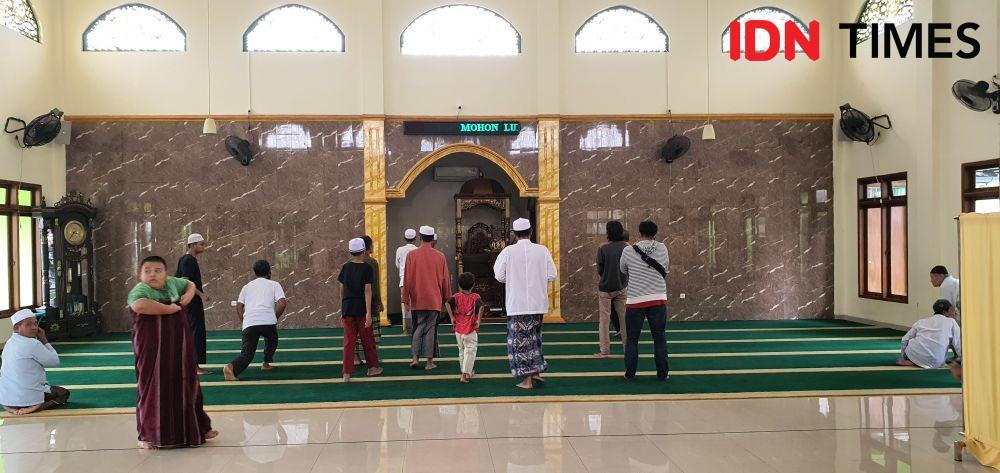 Sejumlah warga akan melaksanakan salat berjamaah masjid Al Mujahidin. (IDNTimes/Dicky)