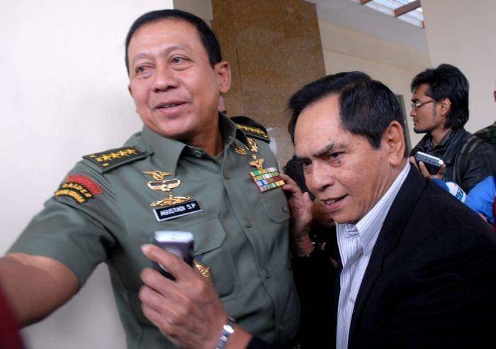 Mantan Kepala Staf Angkatan Darat (KSAD) Jenderal Purnawirawan Wismoyo Arismunandar (kanan) Dok. Foto 2008 (ANTARA FOTO/Prasetyo Utomo)