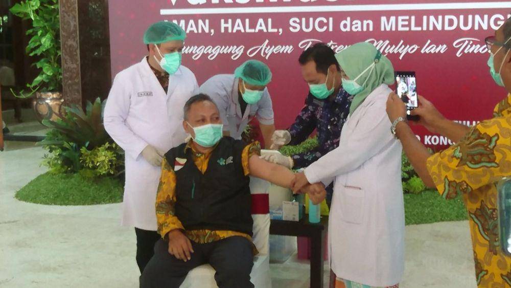 Kepala Dinas Kesehatan Tulungagung, dr Kasil Rohmad saat hendak menerima suntikan vaksin, IDN Times/ Bramanta Pamungkas