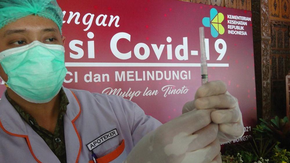 Petugas menyiapkan vaksin yang akan disuntik di Tulungagung, IDN Times/ Bramanta Pamungkas