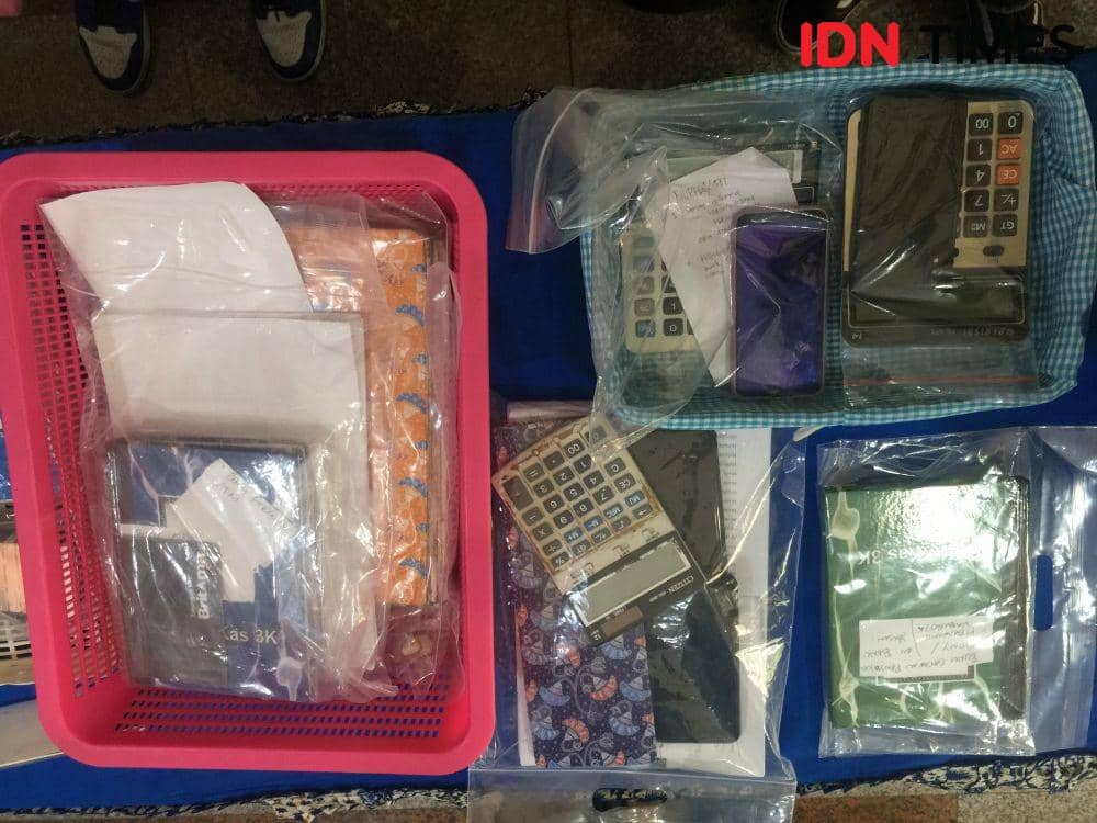 Barang bukti yang disita Polda Sulteng dari tangan pelaku judi online di Kota Palu |IDN Times/M. Faiz Syafar
