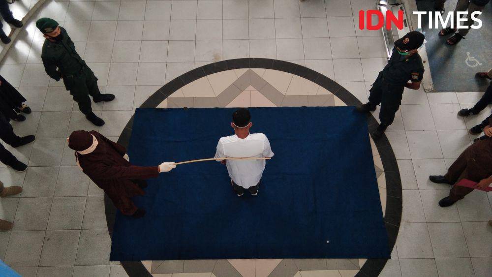 Eksekusi cambuk di Kota Banda Aceh (IDN Times/Saifullah)