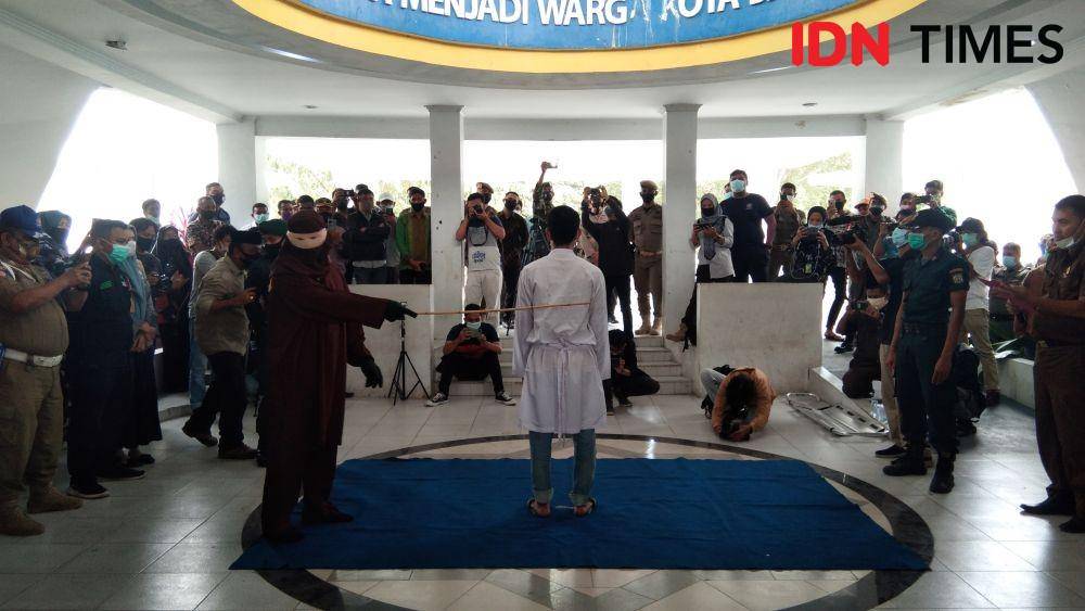 Eksekusi cambuk di Kota Banda Aceh (IDN Times/Saifullah)
