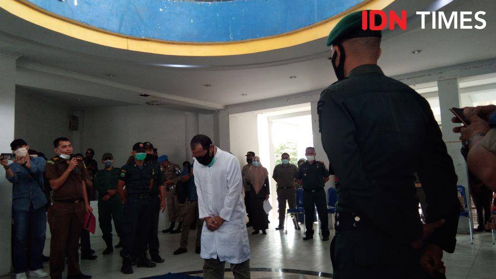 Eksekusi cambuk di Kota Banda Aceh (IDN Times/Saifullah)