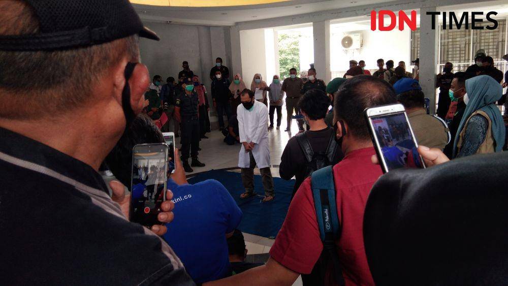 Eksekusi cambuk di Kota Banda Aceh (IDN Times/Saifullah)