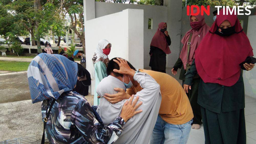 Terpidana M yang dieksekusi cambuk di Banda Aceh ketika bertemu sang ibu (IDN Times/Muhammad Saifullah)