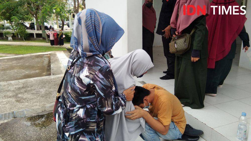 Terpidana M yang dieksekusi cambuk di Banda Aceh ketika bertemu sang ibu (IDN Times/Muhammad Saifullah)
