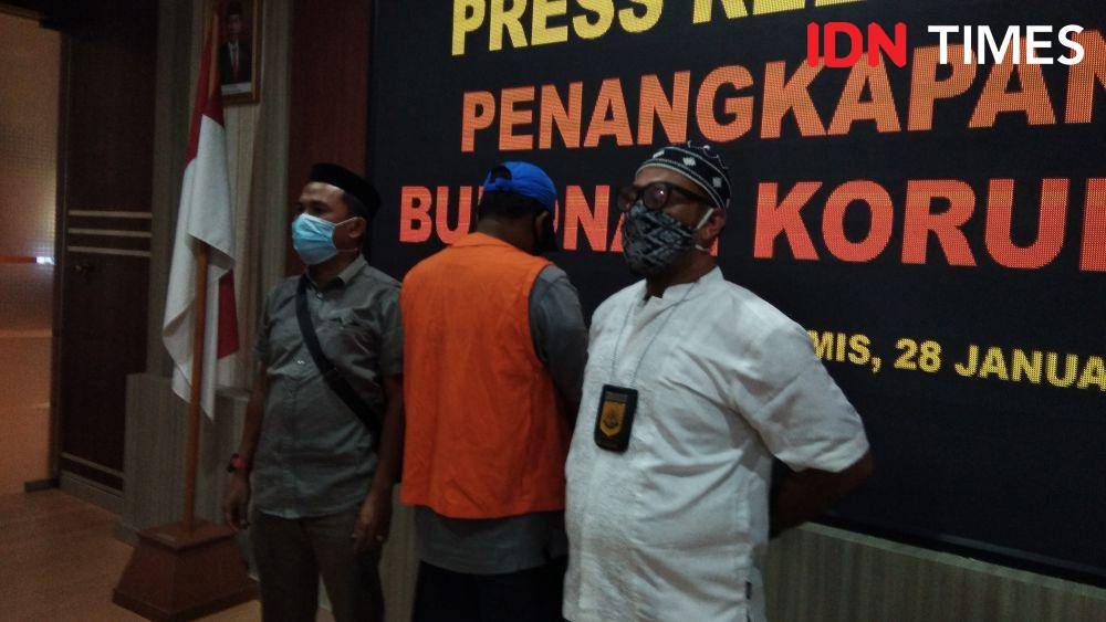 Kejaksaan Tinggi Aceh menangkap Muammar Khadafi, buronan kasus renovasi studio penyiaran (IDN Times/Muhammad Saifullah)