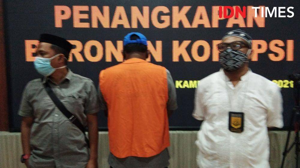 Kejaksaan Tinggi Aceh menangkap Muammar Khadafi, buronan kasus renovasi studio penyiaran (IDN Times/Muhammad Saifullah)