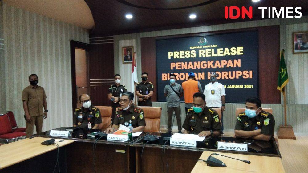 Kejaksaan Tinggi Aceh menangkap Muammar Khadafi, buronan kasus renovasi studio penyiaran (IDN Times/Muhammad Saifullah)