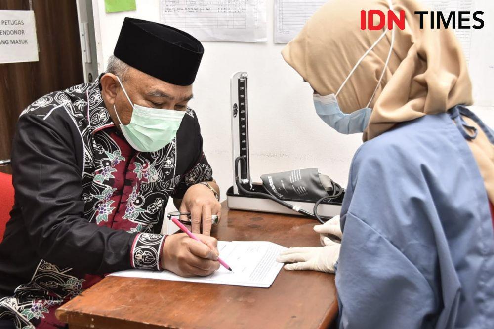 Wali Kota Depok, Mohammad Idris mengikuti donor darah plasma konvalesen di PMI Kota Depok. (Humas Pemkot Depok)