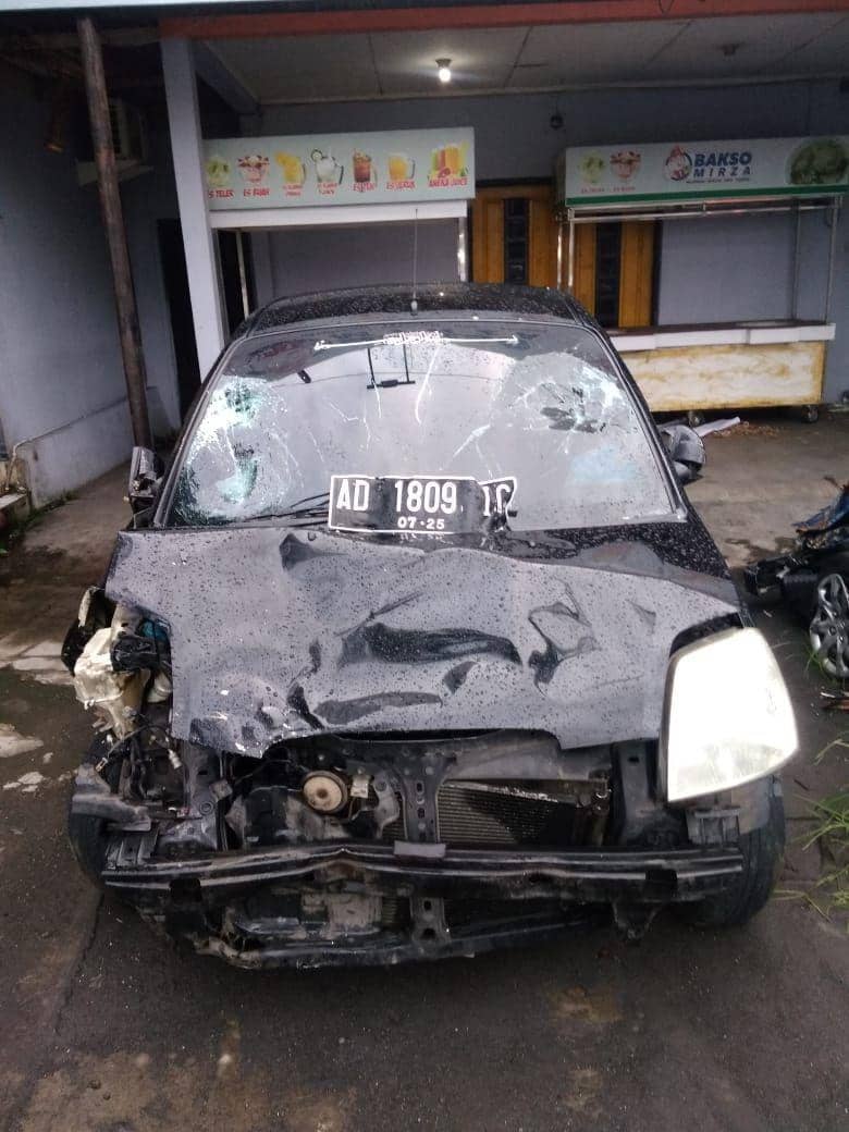 Mobil KIA Picanto nahas yang menabrak sepeda motor simpang empat Blok O, Banguntapan, Bantul. IDN Times/Istimewa
