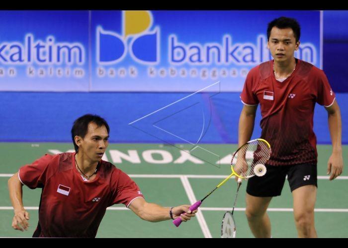 Flandy Limpele bermain bersama Hendra Gunawan. (ANTARA/Andika Wahyu/Koz/10).