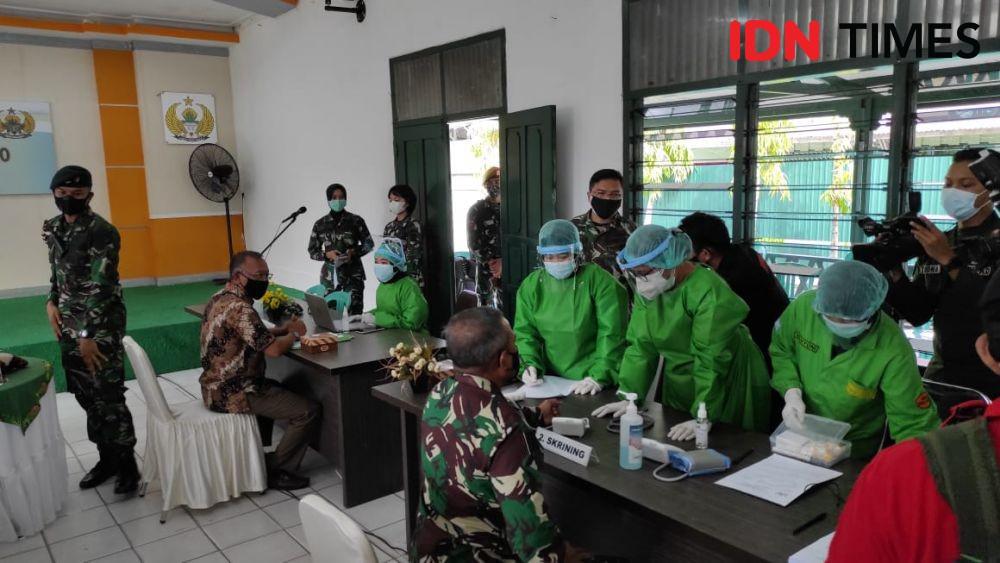 Sebanyak 401 tenaga kesehatan di Kesdam VI/Mulawarman mendapatkan vaksinasi COVID-19 (IDN Times/Hilmansyah)