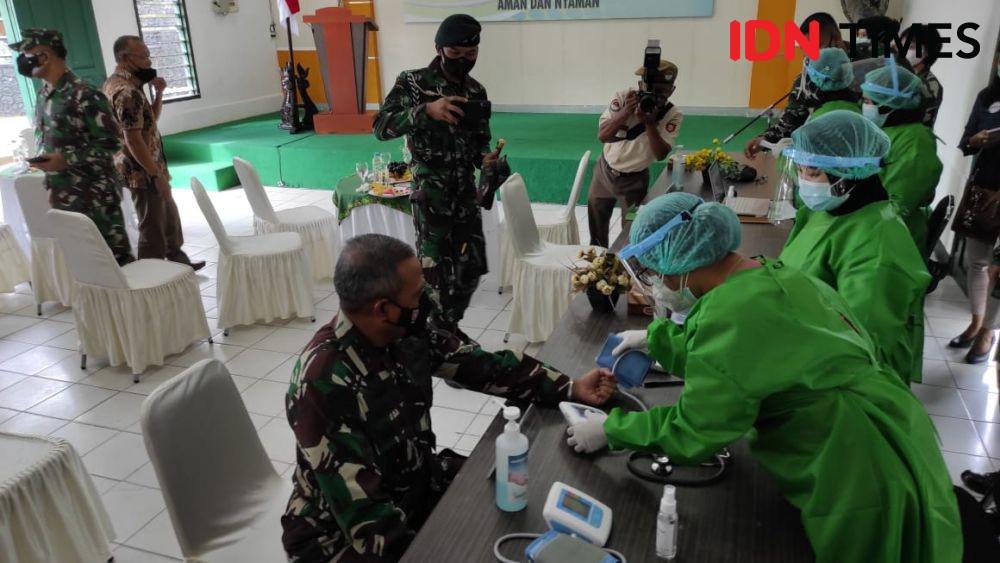 Panglima Kodam VI/Mulawarman Mayjen TNI Heri Wiranto menjalani pemeriksaan tekanan darah sebelum mendapatkan vaksinasi COVID-19 di RST Dr R Hardjanto Balikpapan pada 28 Januari 2021 (IDN Times/Hilmansyah)