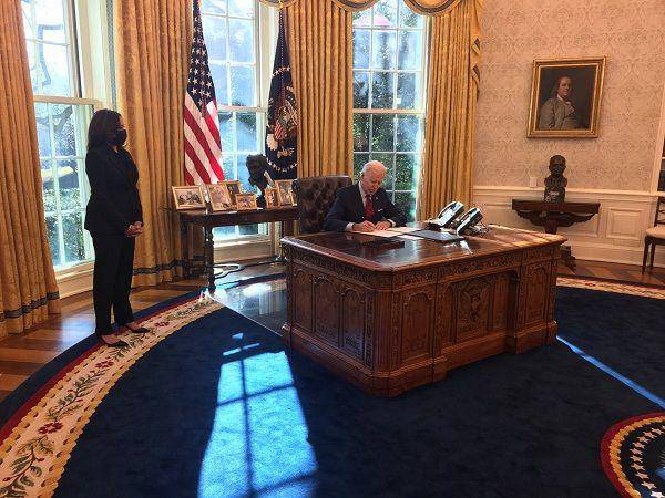 Presiden Amerika Serikat terpilih, Joe Biden, menandatangani beberapa kebijakan terbaru yang sempat dilarang di era Donald Trump, pada hari Kamis, 28 Januari 2021, waktu setempat. (Twitter.com/nancook)