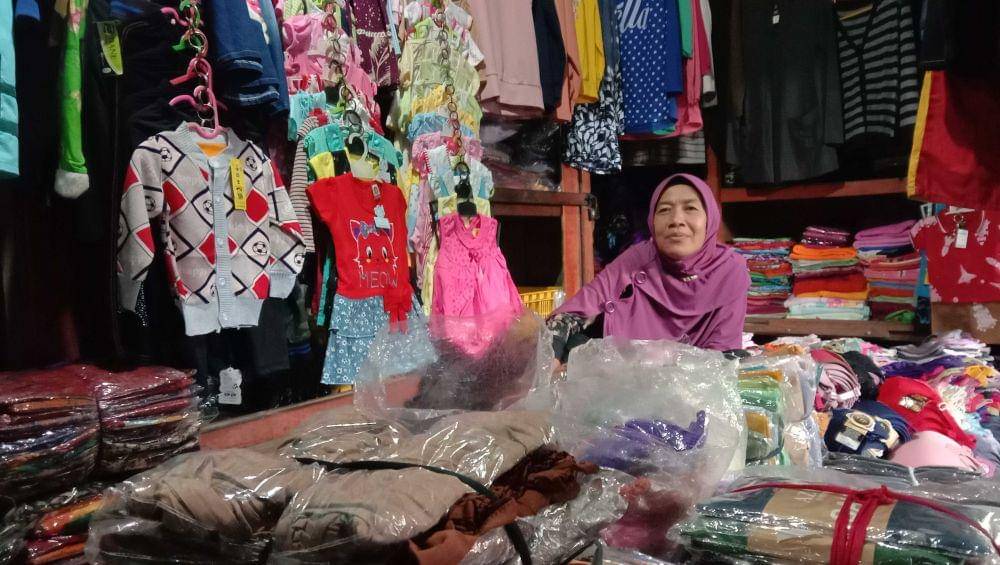 Sarofah pedagang baju Pasar Kriyek Lamongan. IDN Times/Imron