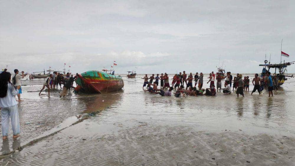 Perahu nelayan tenggelam di hantam ombak. Dok Istimewa