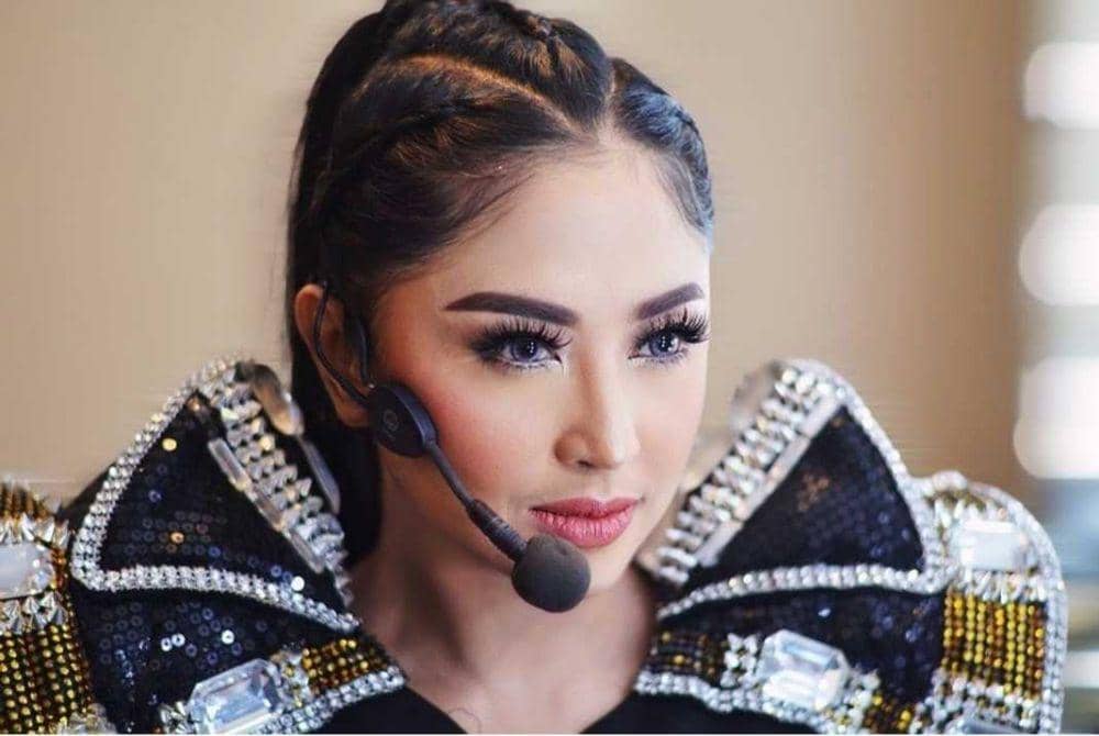 10 Pesona Cetar Dewi Perssik di Belakang Panggung, Memukau Abis!