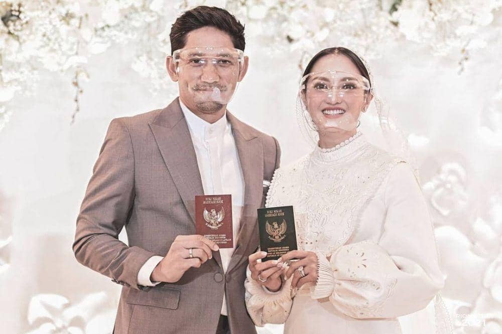 9 Potret Pernikahan Artis di Awal Tahun 2021, Selamat Ya!