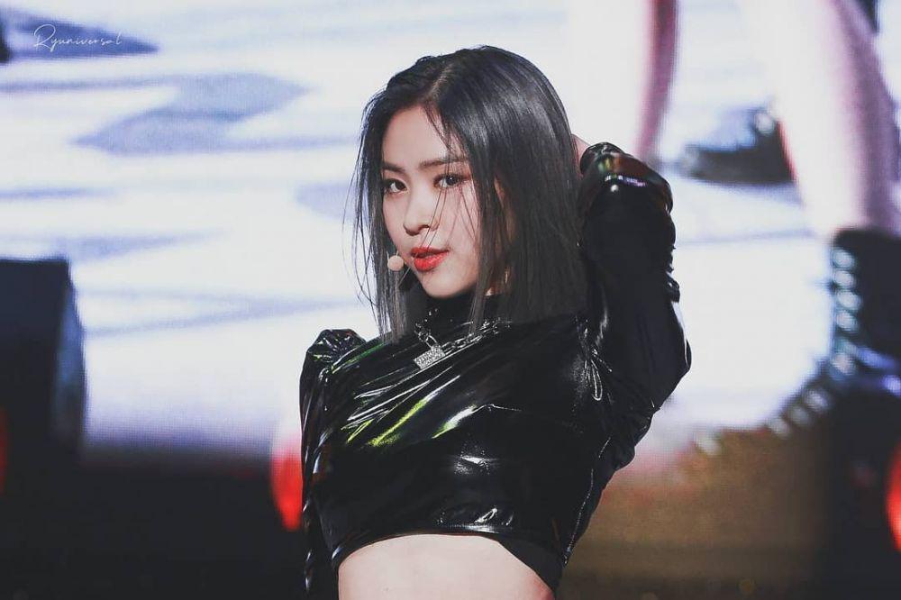 9 Potret Ryujin ITZY saat Mengenakan Outfit Hitam, Girl Crush!