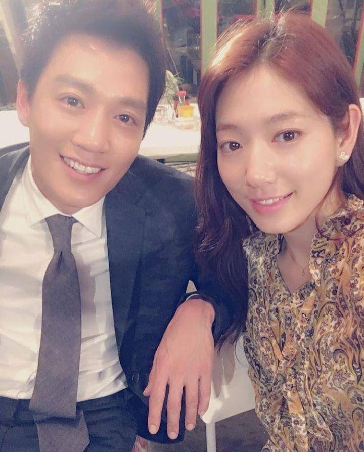 Potret selca Park Shin Hye bareng pasangan di KDrama dok.instagram.com/ssinz7