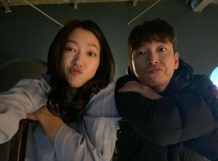 Potret selca Park Shin Hye bareng pasangan di KDrama dok.instagram.com/ssinz7