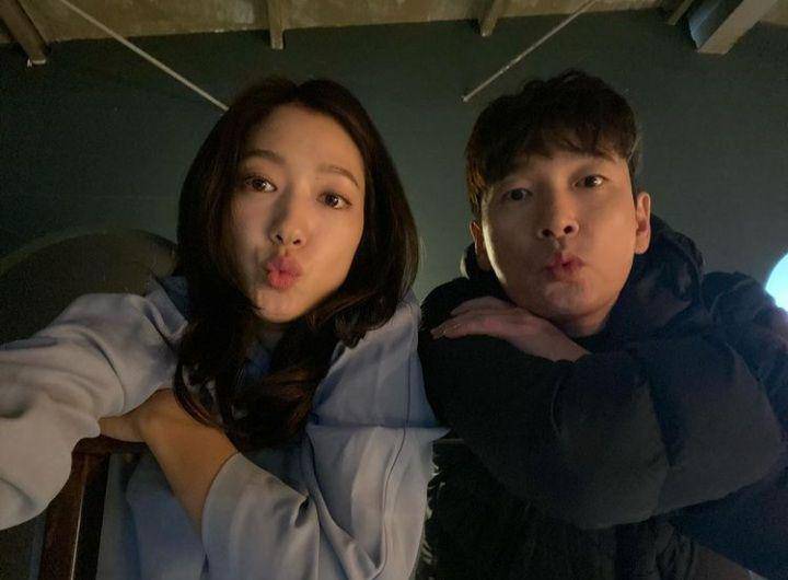 Potret selca Park Shin Hye bareng pasangan di KDrama dok.instagram.com/ssinz7