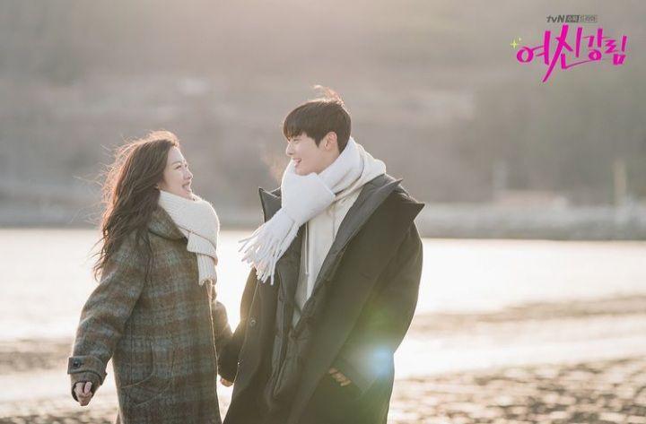 9 Potret Pasangan KDrama saat Kencan di Tepi Pantai, Romantis Abis!