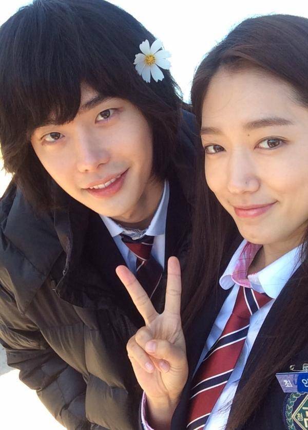 Potret selca Park Shin Hye bareng pasangan di KDrama dok.twitter.com/berbagai sumber