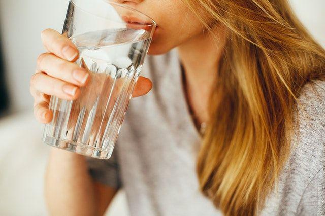 6 Alasan Kenapa Minum Air Putih Bisa Bantu Turunkan Berat Badan