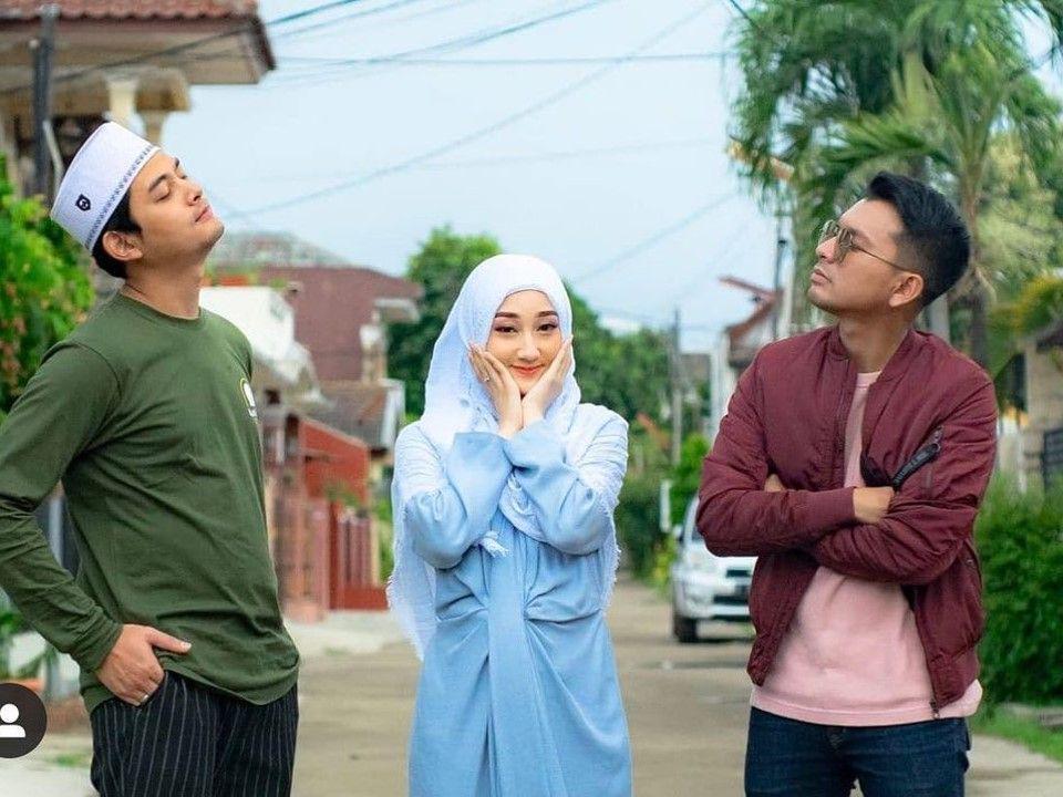 Biasa Tampil Kekinian, 10 Potret Anggun Sandrina IMB Saat Berhijab