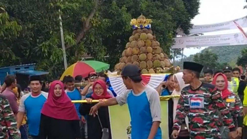 Warga Wonosalam mengarak gunungan durian. Dok.Istimewa