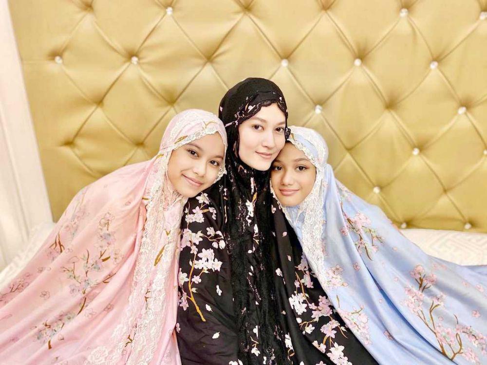 Jadi Ibu Enam Anak, 10 Potret Terkini Lyra Virna yang Semakin Menawan