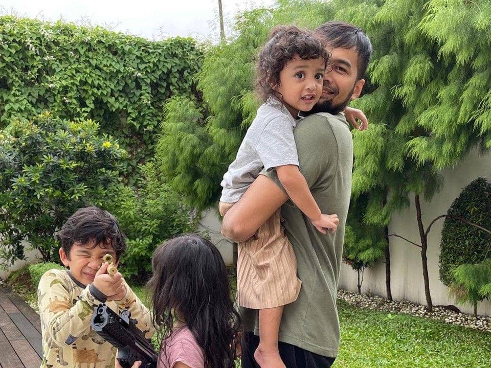 Ayah Idaman, 10 Potret Telaten Teuku Wisnu Temani Sang Anak Bermain